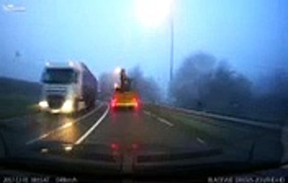 Ce chauffeur de camion a oublié qu'il transportait une pelleteuse en passant sous le pont