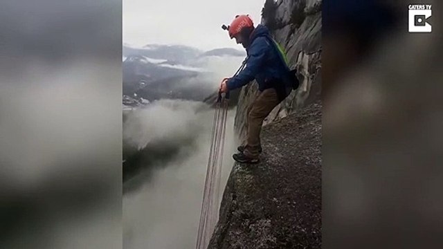 Il saute en parachute d'une falaise dans le brouillard sans savoir ce qu'il y a en dessous