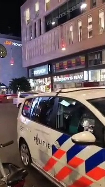 Le Fil Actu - Pays-Bas : Plusieurs blessés dans une attaque au couteau, ce soir, dans le centre ville de La Haye dans une rue commerçante - Les secours sont sur place mais l'assaillant a pris la fuite