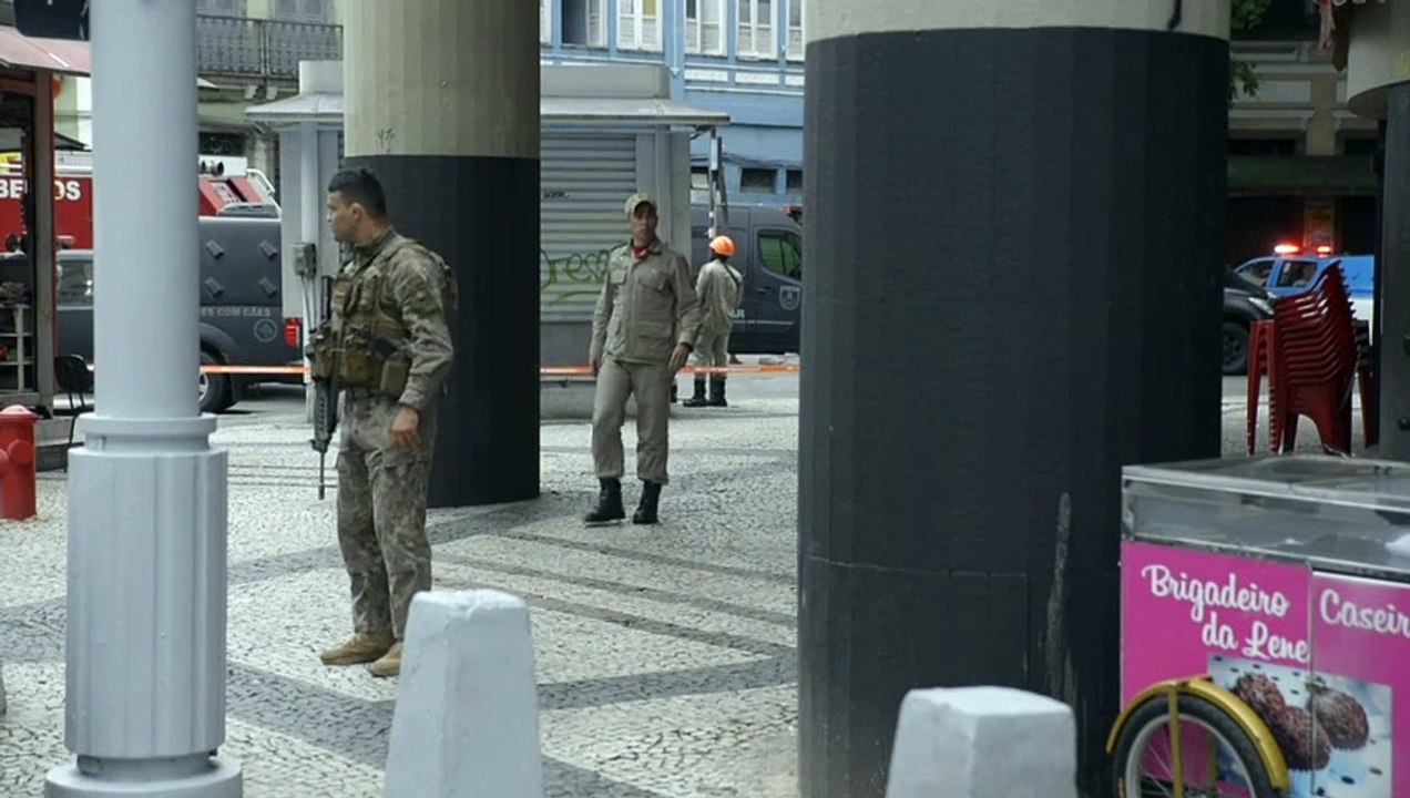 Hombre armado con cuchillo mantiene cuatro rehenes en Rio
