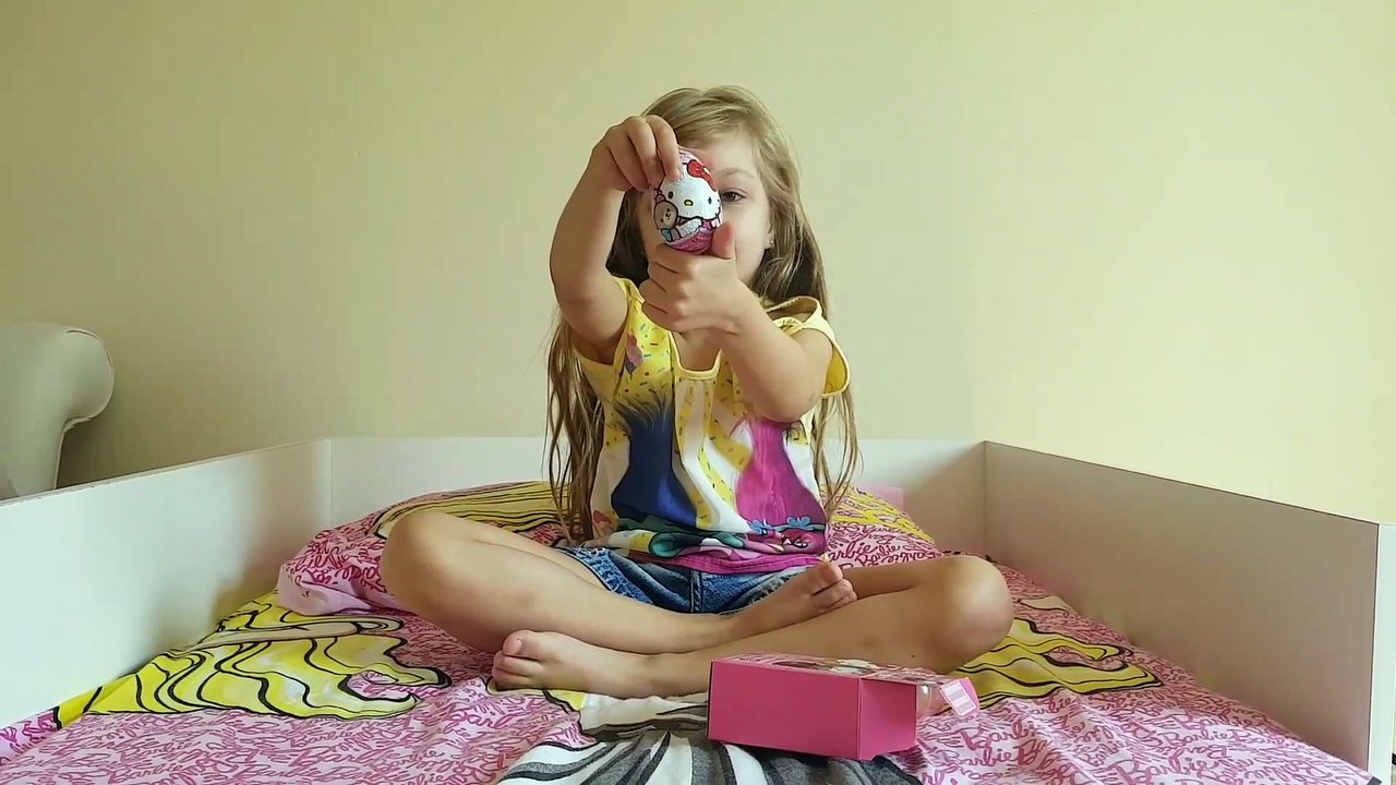 Sophia, Isabella e Alice Abrindo Brinquedos Disney - Abrindo ovinhos de chocolate da Hello Kitty