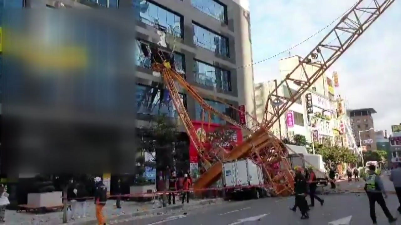 부산 공사장 크레인 부러져 오피스텔 덮쳐 / YTN