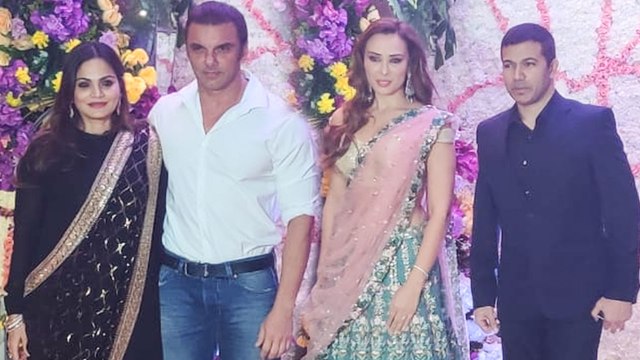 Salman Khan's FAMILY GRAND Entry At Sooraj Barjatya's Son Devaansh Barjatya Wedding Reception