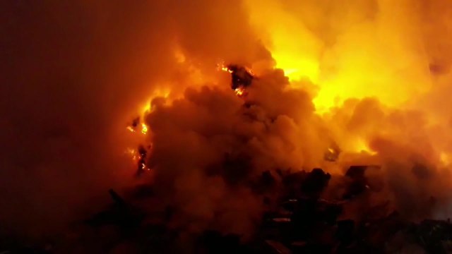 나주 폐목재 공장 불...이틀째 진화 작업 / YTN