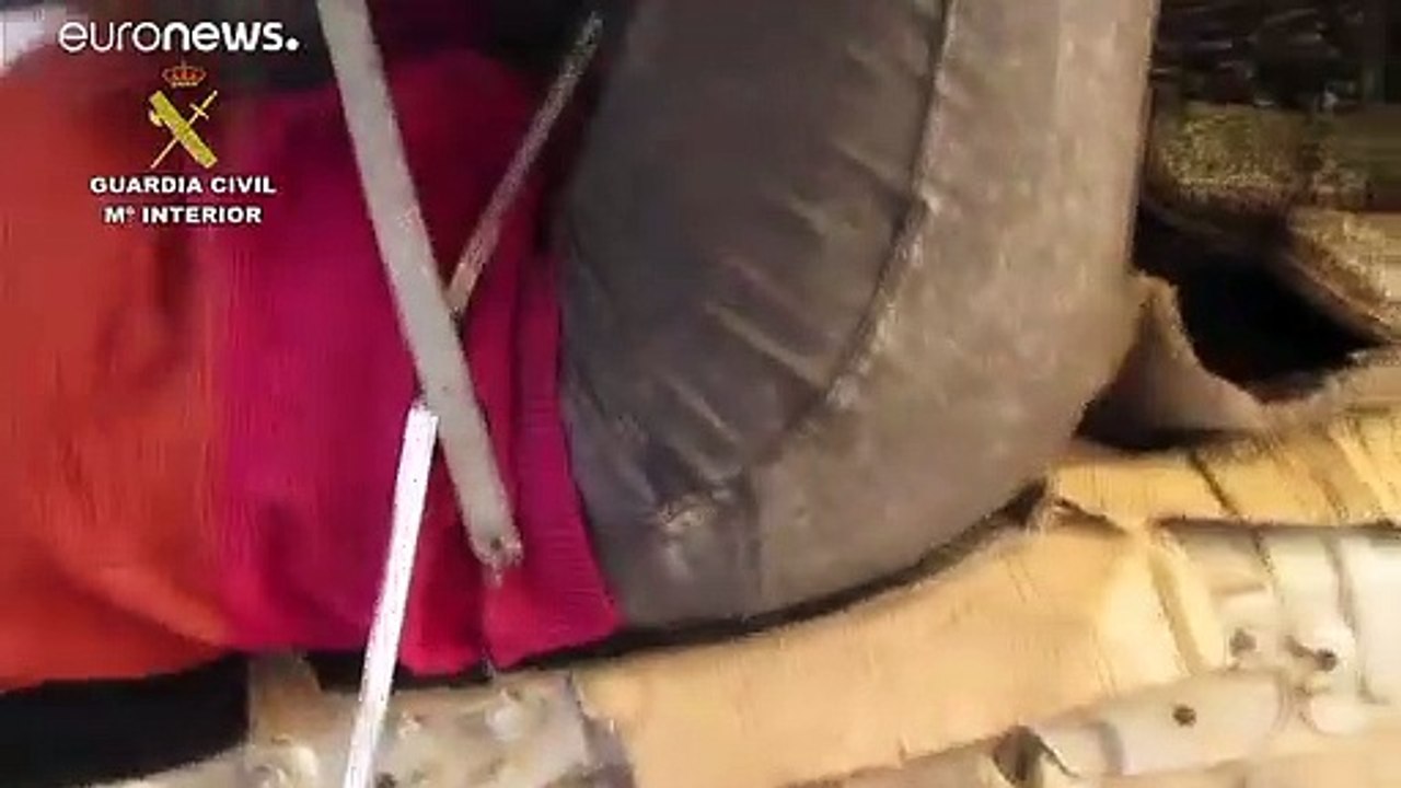 شاهد: الشرطة الإسبانية توقف مهاجرين كانا مختبئي...