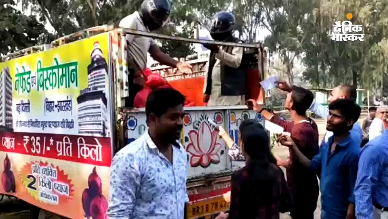 कर्मचारी हेलमेट लगाकर सस्ता प्याज बेच रहे, बोले...