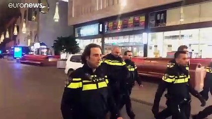 Messerangriff in Den Haag: Täter flüchtig - 2 Mädchen unter Opfern?