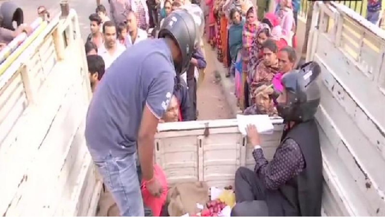 Officer sells onion wearing helmets fearing public outrage in Patna