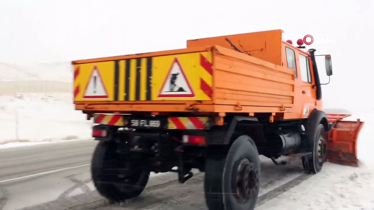 Karayolları ekiplerinin zorlu kar mesaisi başladı