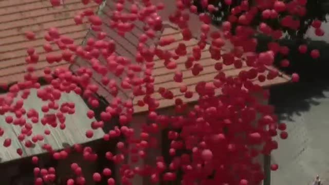 Sueltan miles de globos rojos en Sao Paulo para conmemorar el Día Mundial de la lucha contra el sida