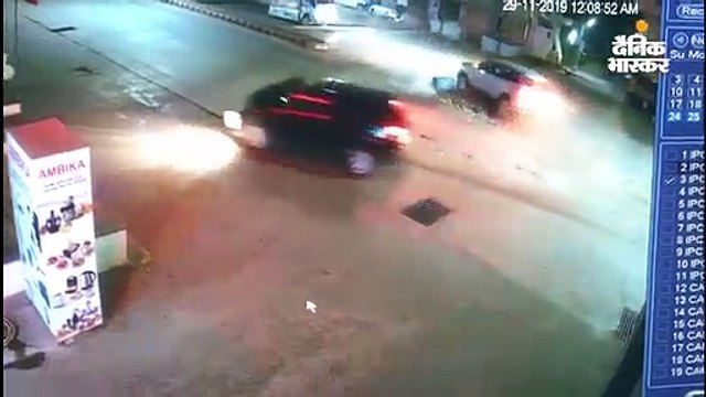 देर रात हुई दो कारों की टक्कर सीसीटीवी में कैद