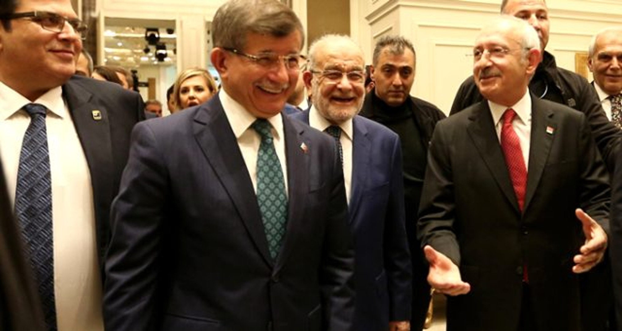 Kılıçdaroğlu, Davutoğlu'ndan övgüyle bahsetti, Davutoğlu alkışla karşılık verdi - Dailymotion Video