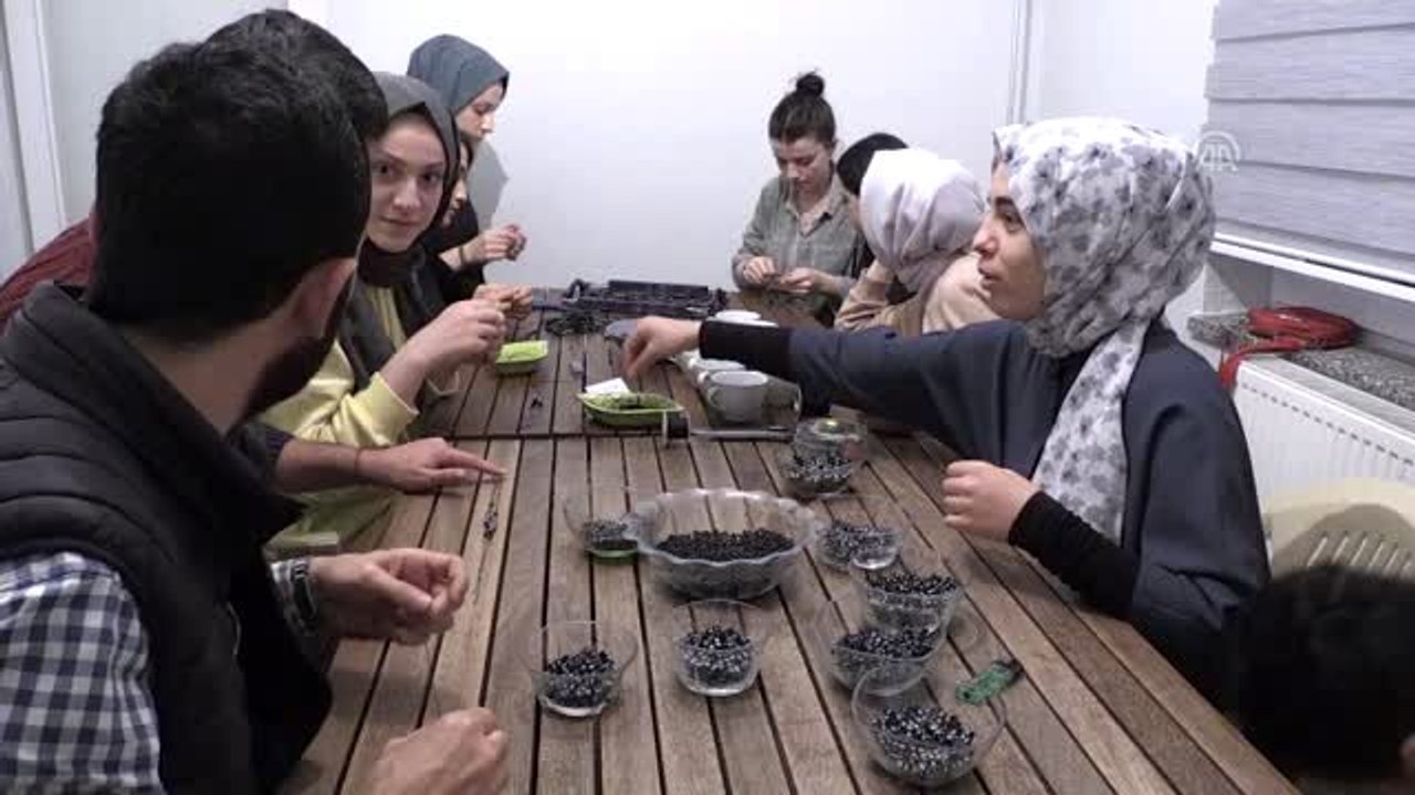 "Velhasıl insan" diyerek yetimlere sevgi götürüyorlar