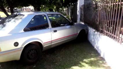 Carro atinge muro de casa no Santa Felicidade