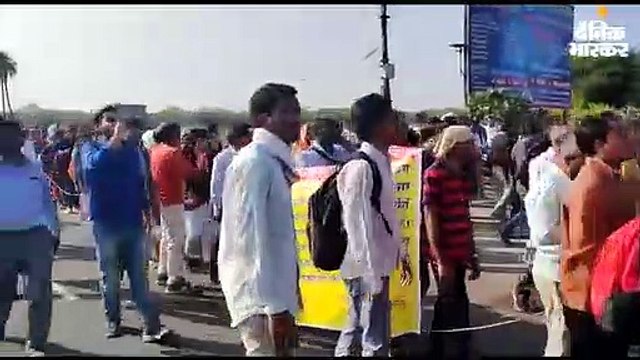 एमपीपीएससी से चयनित उम्मीदवारों का प्रदर्शन, नियुक्ति नहीं मिलने के विरोध में महू से संविधान यात्रा निकाली