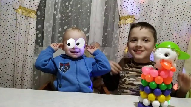 روما وديانا يحاربان الذباب - قصص اطفال قبل النوم - روما وديانا كان يلعبان. لكن فجأة ظهر الذباب وأزعجهم. توصل روما وديانا إلى كيفية التخلص من الذباب المزعج. روما وديانا يحاربان الذباب - قصص اطفال قبل النوم