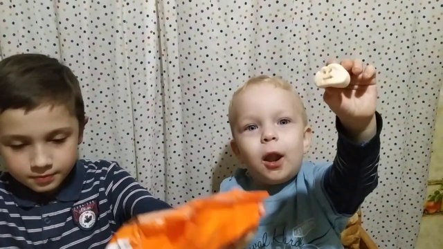 روما وديانا يحاربان الذباب - قصص اطفال قبل النوم - روما وديانا كان يلعبان. لكن فجأة ظهر الذباب وأزعجهم. توصل روما وديانا إلى كيفية التخلص من الذباب المزعج. روما وديانا يحاربان الذباب - قصص اطفال قبل النوم