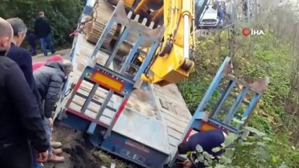 Uçurumda asılı kalan iş makinesi yüklü tır korkuttu