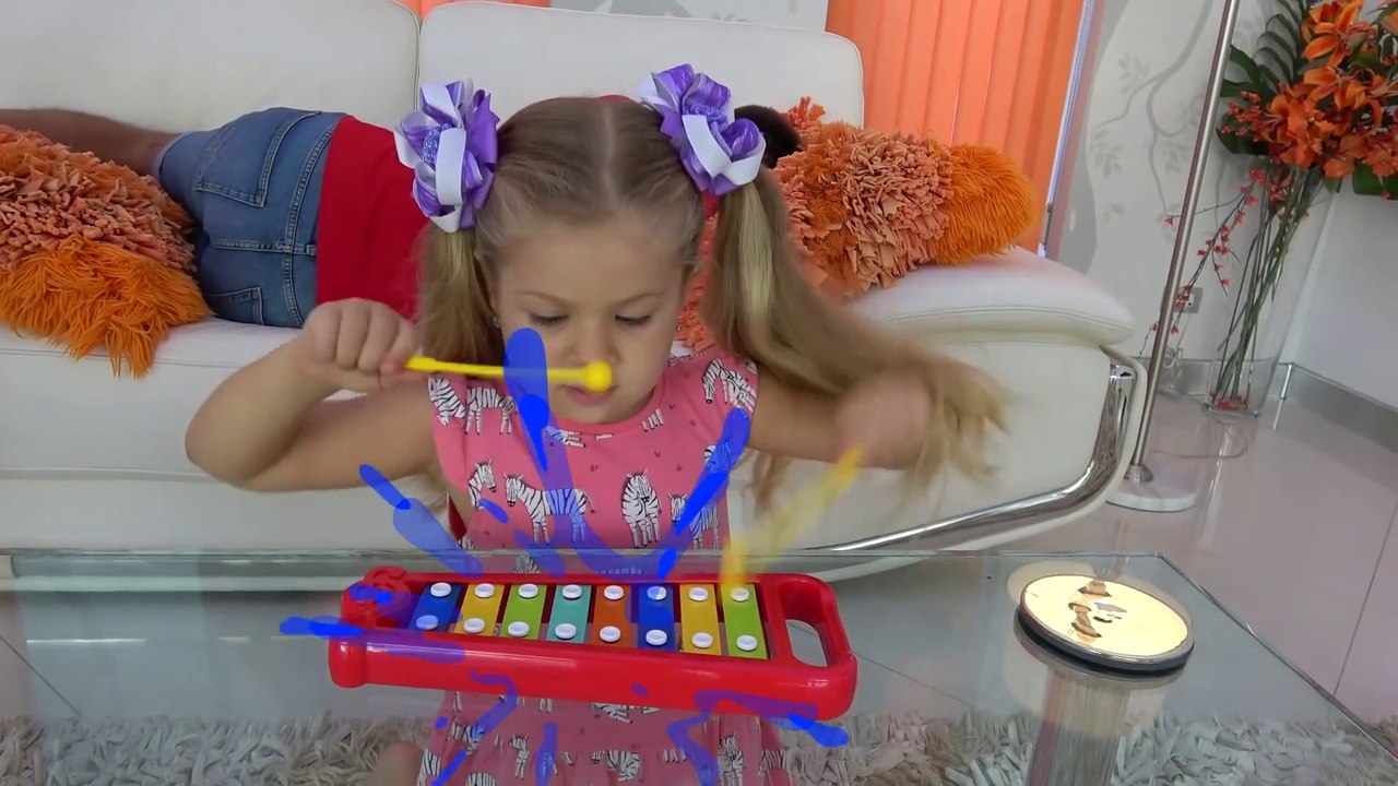 Diana and Papa Pretend Play with toy Musical Instruments