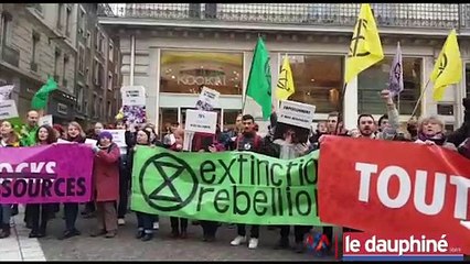Opération de blocage anti Black Friday actuellement en centre-ville de Grenoble