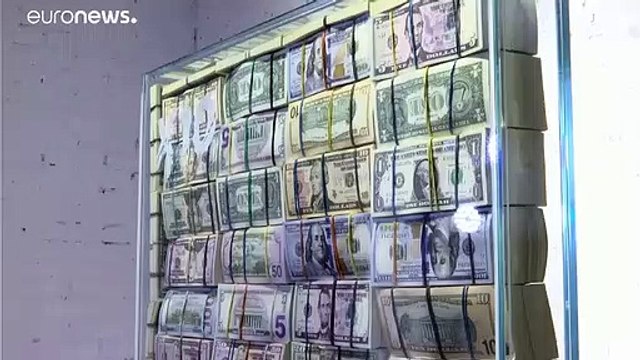 Энергия денег: трон из долларов в Москве