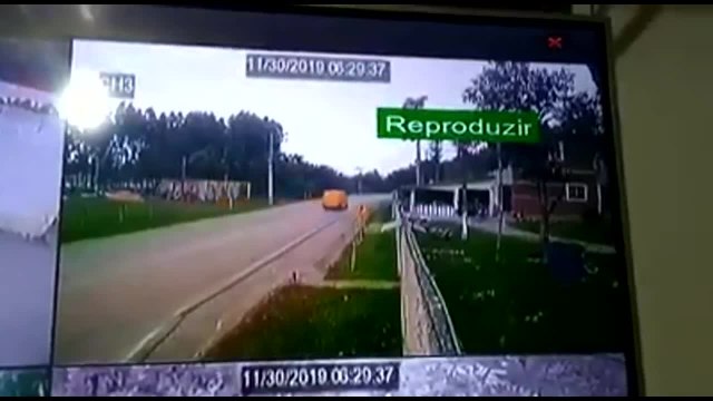 Mulher morre após carro partir ao meio ao bater em poste em São José dos Pinhais