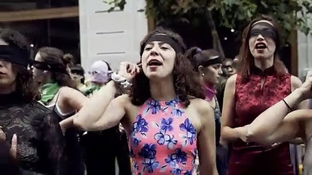 Pour célébrer la journée internationale de la lutte contre la violence envers les femmes, le collectif artistique Las Tesis, au Chili a réalisé une chorégraphie en pleine rue.