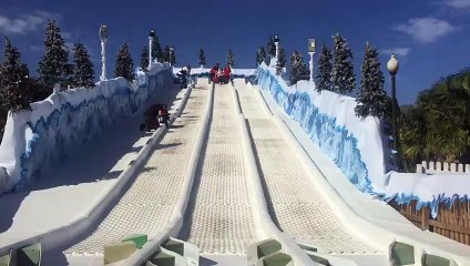 Elena Mateo, concejal de Deportes, Educación y Juventud en tobogán navideño