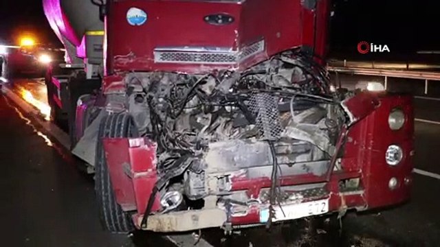 Tıra arkadan çarpan tanker hurdaya döndü: 1 yaralı