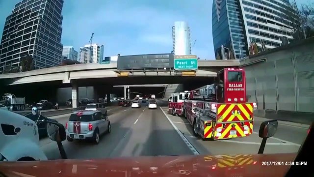 Un camion de pompier fait une entrée incroyable sur une voie rapide