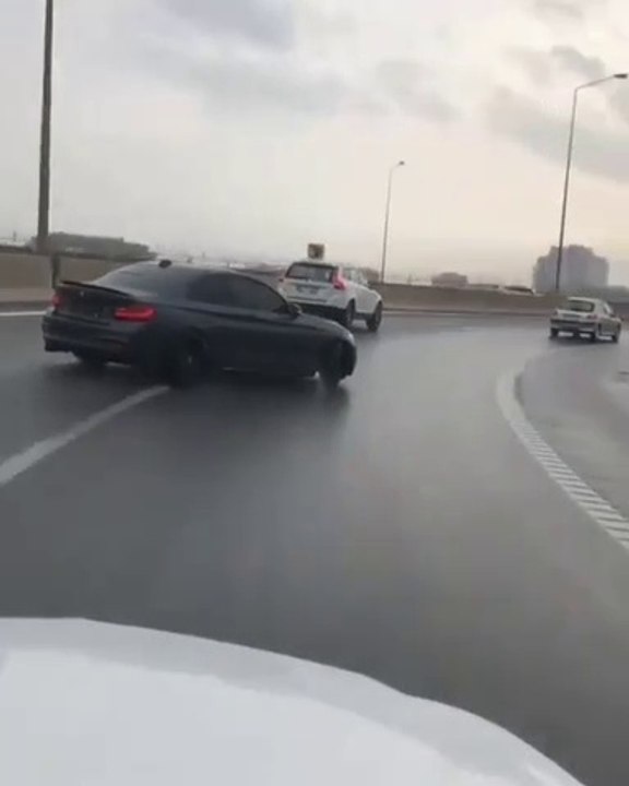 Comment prendre un virage avec classe... Gros drift sous la pluie