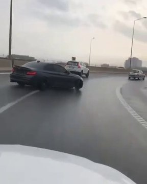 Comment prendre un virage avec classe... Gros drift sous la pluie