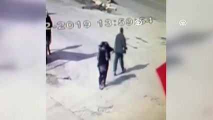 Yüzüne sinek kovucu sıvı atılan iki kadın hafif yaralandı