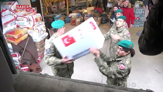 Arnavut depremzede Türk askerine sarılıp ağladı: Allah Türk askerinden razı olsun