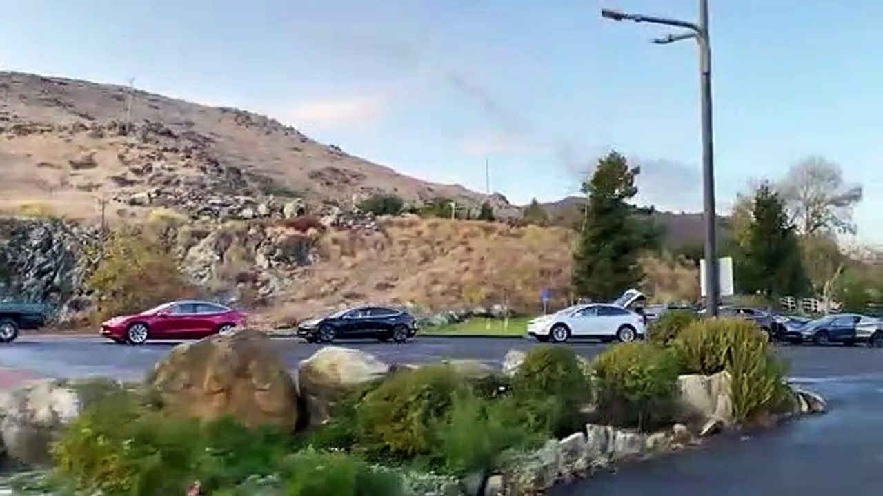 Quand tu dois faire la queue pour recharger ta Tesla pour thanksgiving... des heures de queue