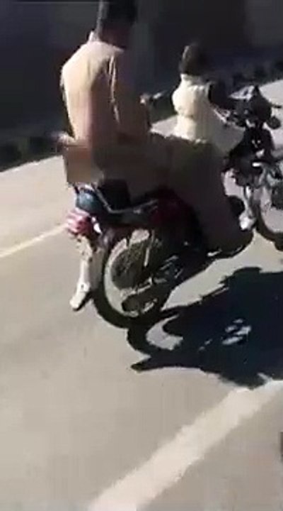 Ce papa laisse sa fille conduire la moto pendant qu'il envoie des textos