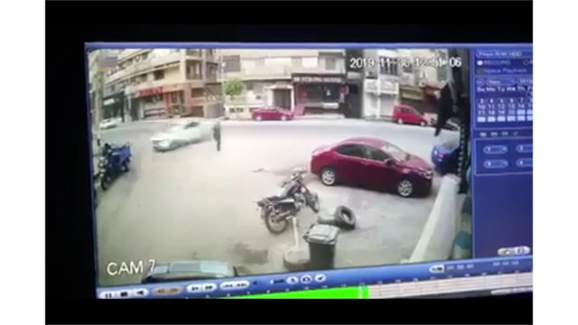 كاميرا مراقبة بالمنصورة ترصد لحظة مصرع شخص صدمته سيارة مسرعة
