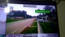 Impressionante! Vídeo mostra momento em que carro parte ao meio após bater contra poste