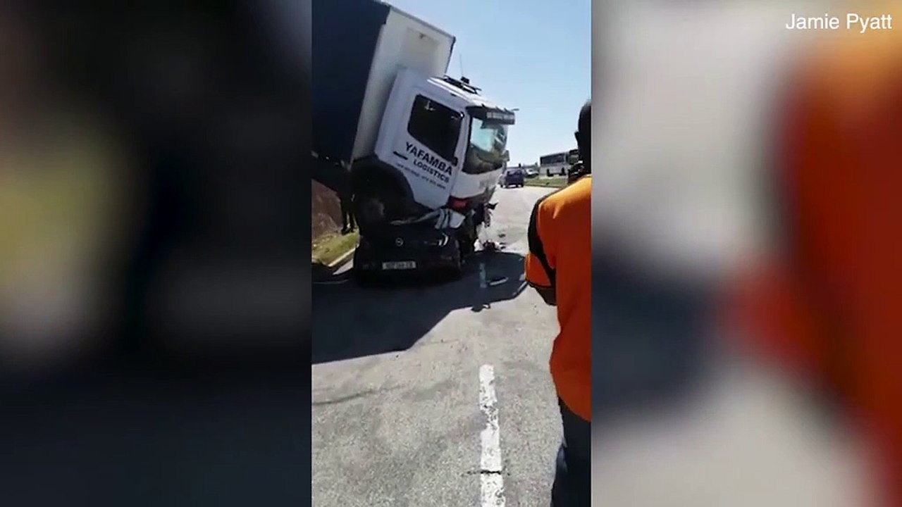Une conductrice sort indemne de sa voiture et c'est un miracle