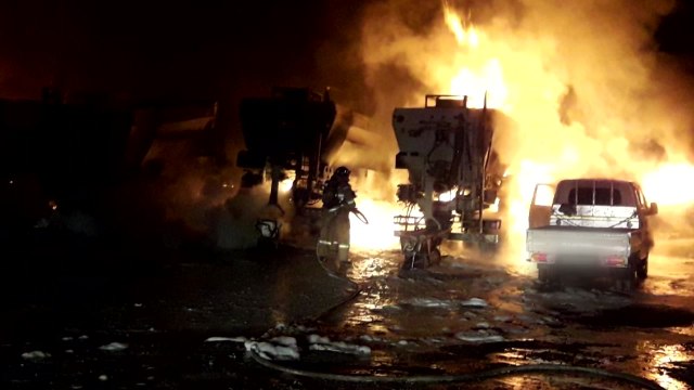 차고지 화재로 차량 10대 불타...밤사이 곳곳 화재 / YTN