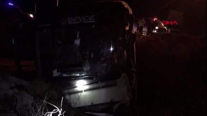 Bursaspor taraftarını taşıyan otobüs kaza yaptı 19 yaralı