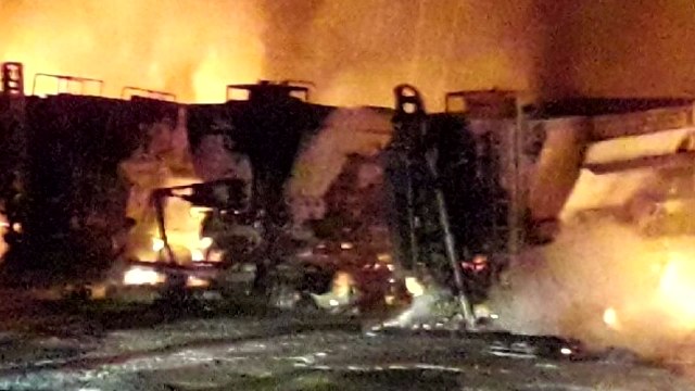 차고지 화재로 차량 10대 불타...밤사이 곳곳 화재 / YTN