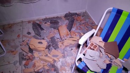 Muro de construção cede e tijolos destroem telhas e forro de casa no Universitário