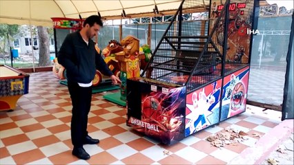 Oyun makinesinden paraları böyle çaldılar