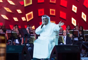 المسرح يتحول لساحة ضحك بسبب مزحة نبيل شعيل مع معجبة طلبت أغنية معينة