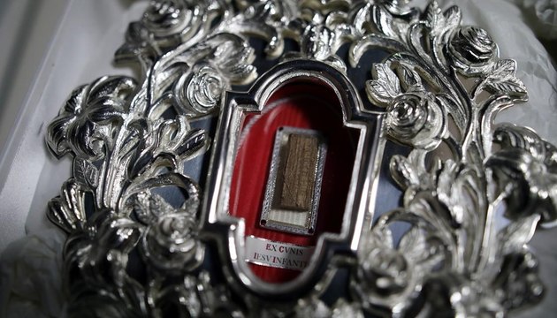 قطعة نادرة جداً من مهد السيد المسيح