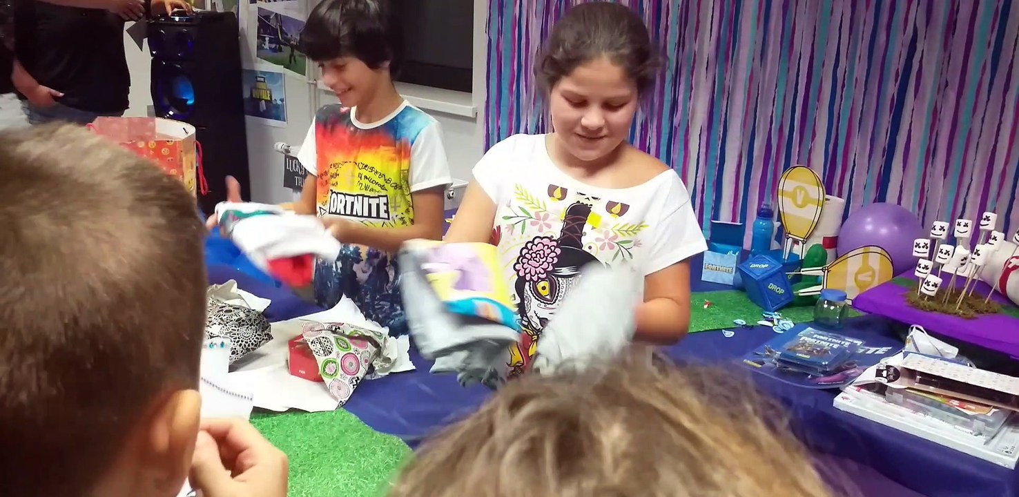 anniversaire 10 ans - thème fortnite - ouverture cadeaux