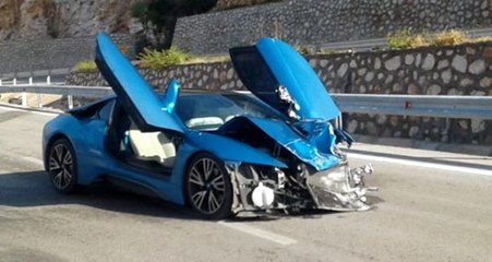 Bariyerlere çarpan milyonluk araç hurdaya döndü