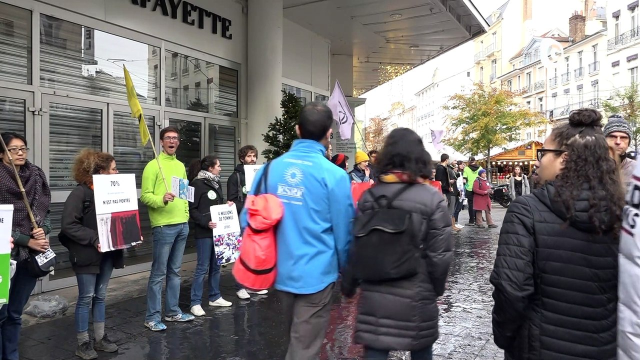 Reportage - Manifestation lors du Black Friday