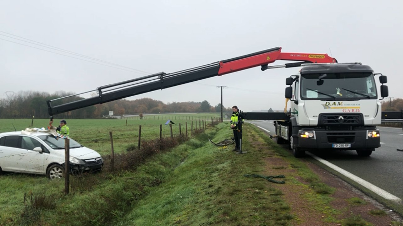 L'hebergement. Voiture dans un champ après un accident : l’intervention de la dépanneuse